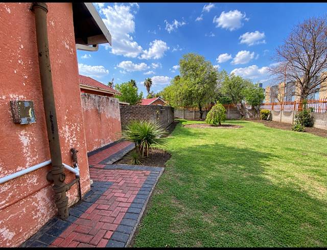 23 BEDROOM HOUSE FOR SALE IN BEDWORTH PARK